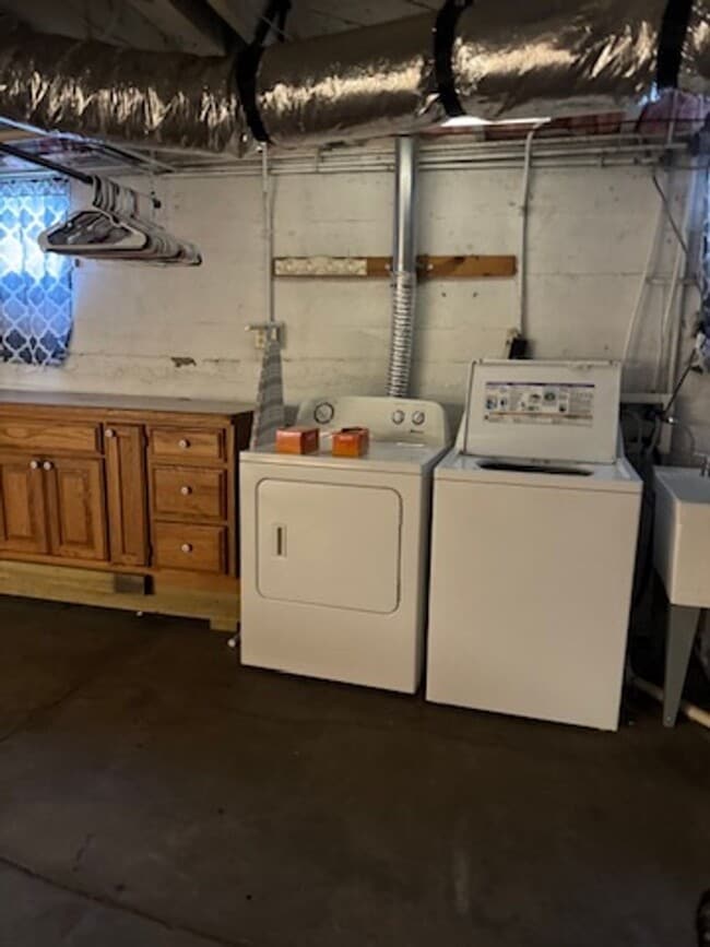 Building Photo - Charming 2 Bedroom Home Available - Unfini...