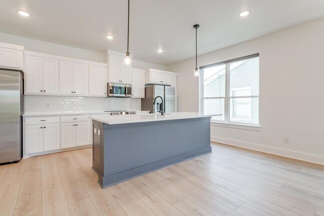 Building Photo - 3253 S University Dr