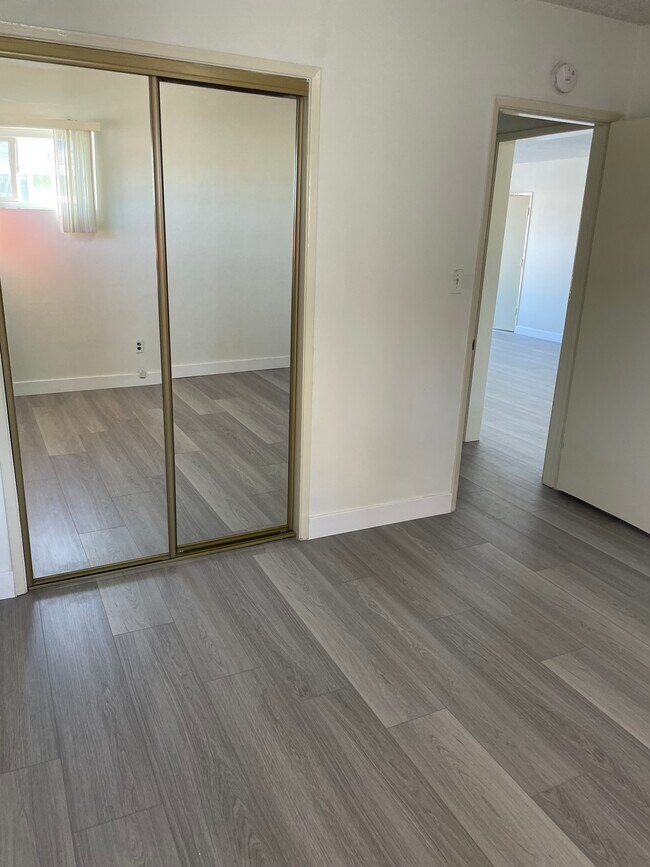 2nd bedroom with mirror closet - 25219 Loytan St