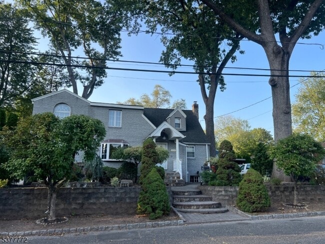 Building Photo - 156 E Linden Ave