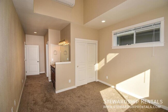 Building Photo - Quack Alley!-5 bed, 6 1/2 bath, with bonus...