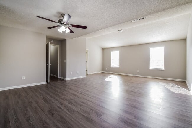 Building Photo - 3827 Riverview Bend