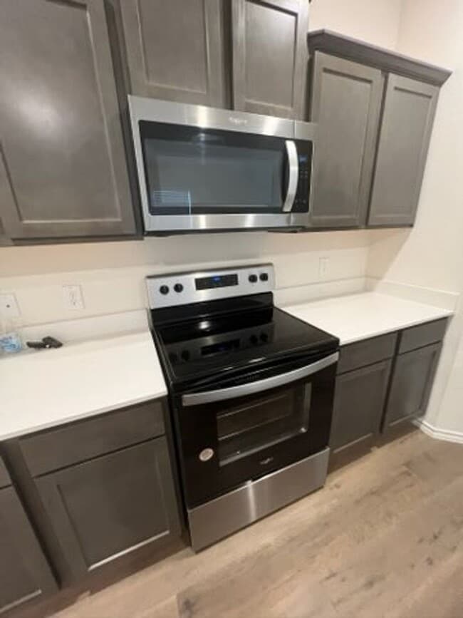 Building Photo - Beautiful 3BR 2BA Home w/ Community Pool/Fishing Ponds/Walking Trail Access + Garage Parking + Qu...