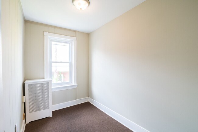 Building Photo - LaSalle Home with Three Bedrooms and Den