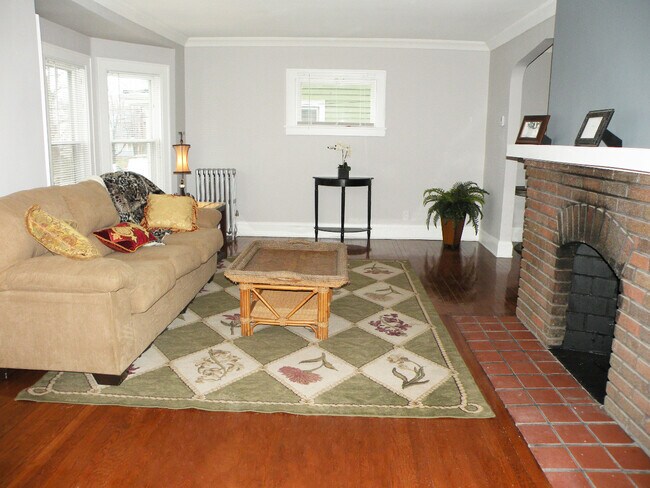 Building Photo - 3 Bedroom & 1 Full Bathroom Colonial for Rent!