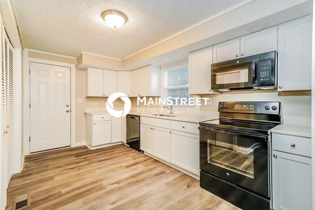 Building Photo - 3 Bedroom Pet-Friendly Home in MARTINSVILLE, IN with Main Street Renewal