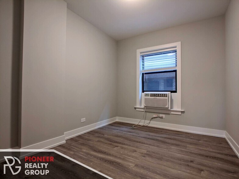 Building Photo - 711 W Brompton Ave
