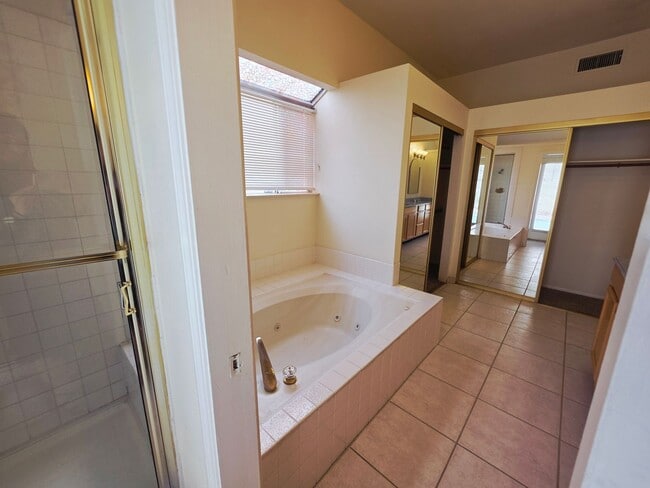 Building Photo - Single Story Home w/Pool in The Lakes!