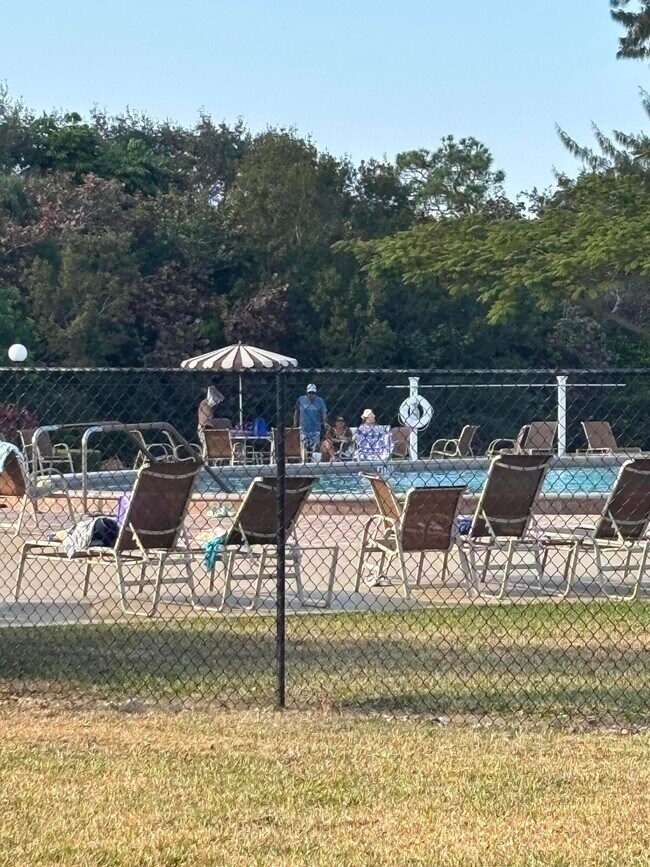 Building Photo - 106 Windsor E