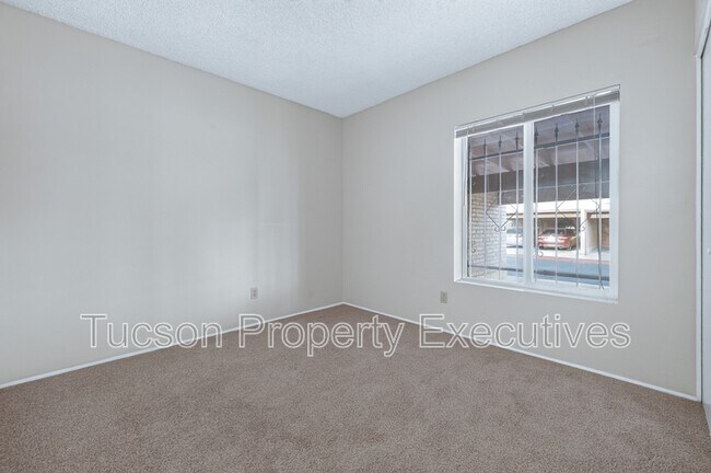 Building Photo - 510 W Cll Lago