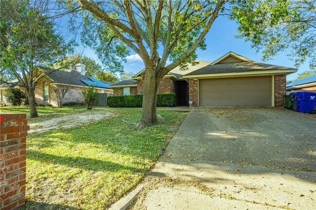 Primary Photo - Great 4-Bedroom / 2-Bathroom in Midway ISD