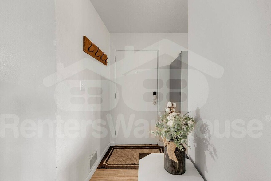 Building Photo - 320 Cuchara St