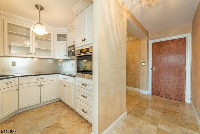 Building Photo - 300 Main St