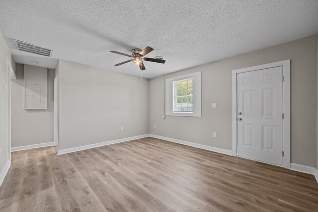 Building Photo - Riverview - Building 10 (31-34)