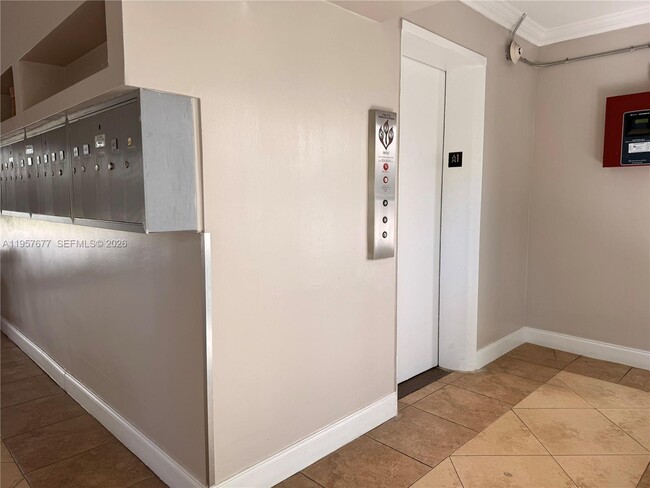 Building Photo - 10001 W Bay Harbor Dr