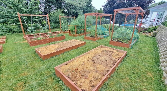 Building Photo - Fully Furnished 4 Bed / 1-1/2 Bath Single Family Home w/2 Car Garage