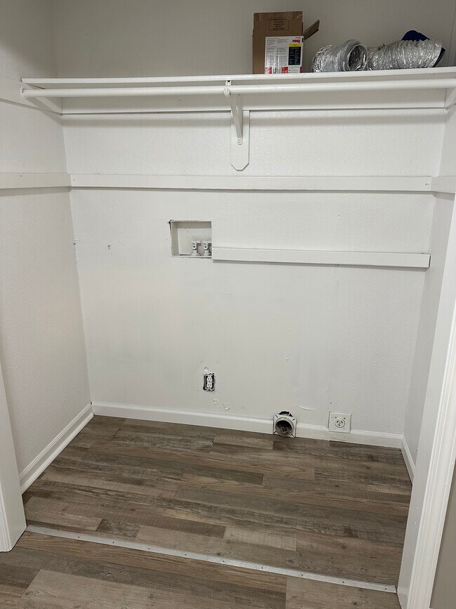 washer dryer hook up - 710 S Logan Ave