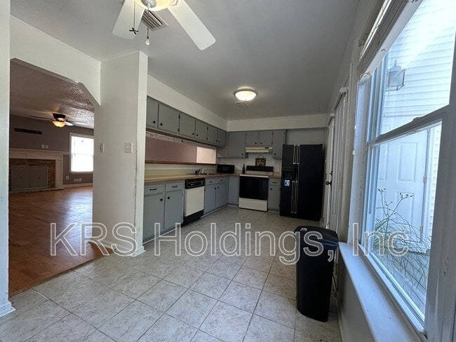 Building Photo - 3014 Glastonbury Cir
