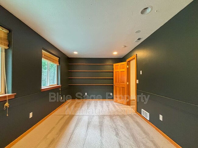 Building Photo - 241896 US-101