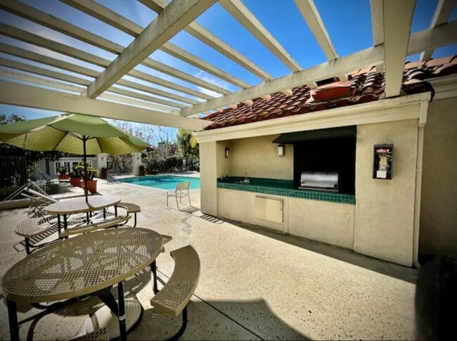 Building Photo - Furnished 2 bed 2 bath Calabasas condo!