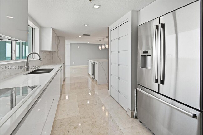 Building Photo - 1800 N Bayshore Dr