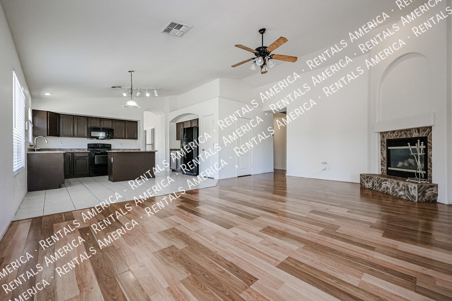 Building Photo - 4822 E Cherry Hills Dr