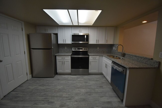 Building Photo - 2Bdrm 1.5Bath -- Townhome near UCF and Wat...