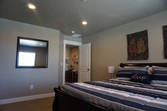 Building Photo - 3 Bedroom Midvale Neighborhood Home