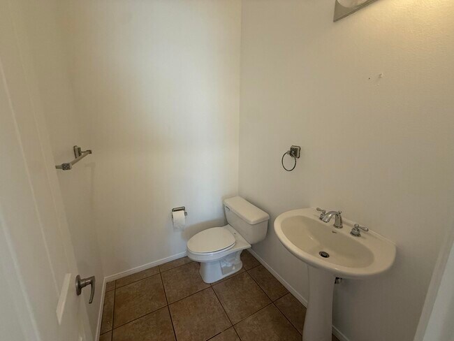 Building Photo - 103 Romanza Ln