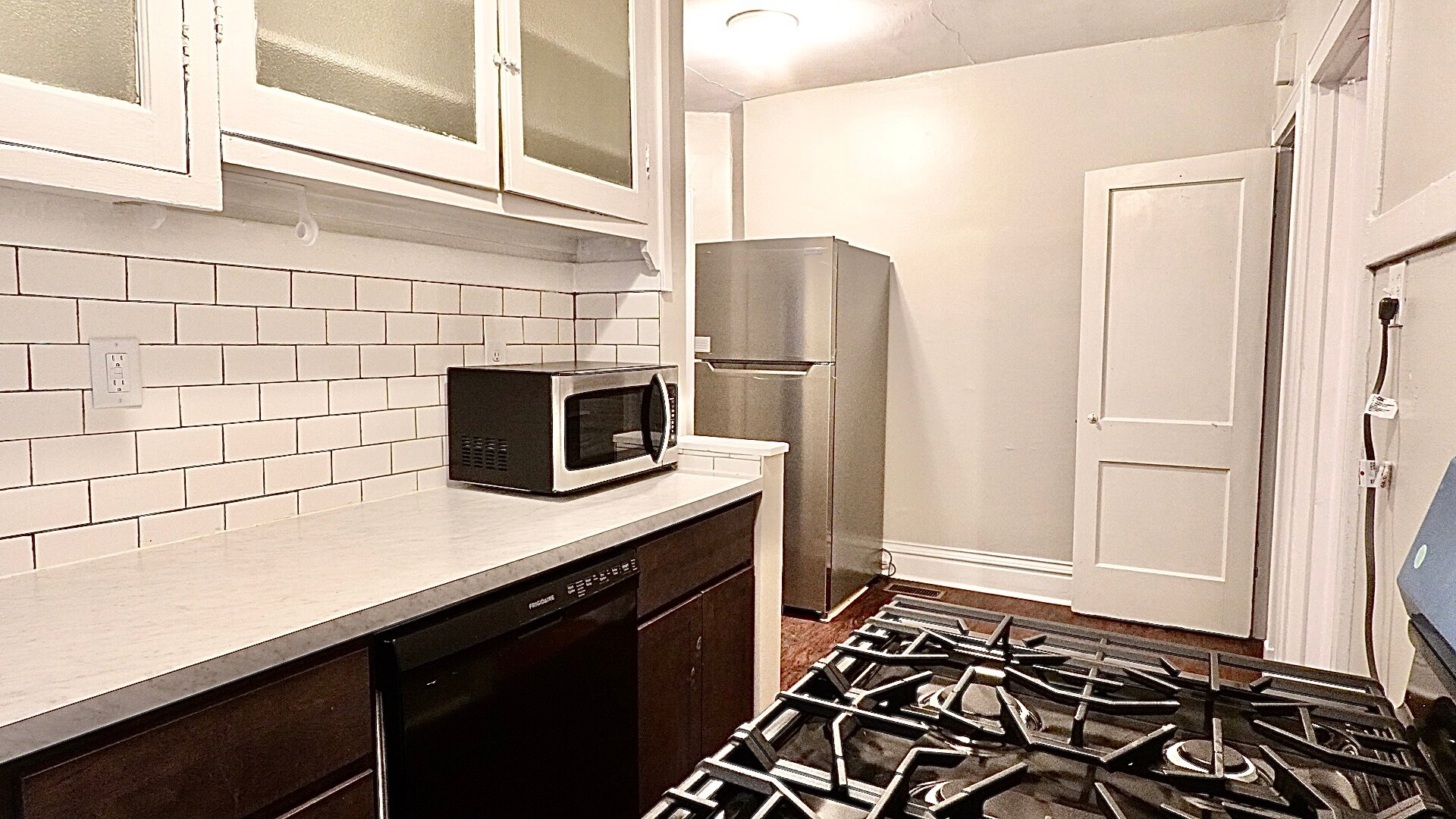 Updated kitchen with new stainless steel appliances - 4967 Lindenwood Ave