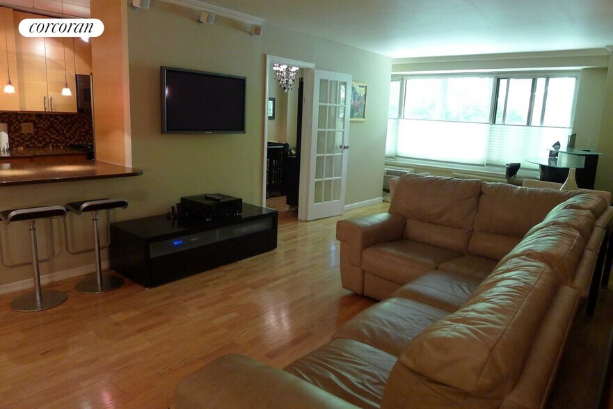 Building Photo - 400 Central Prk W