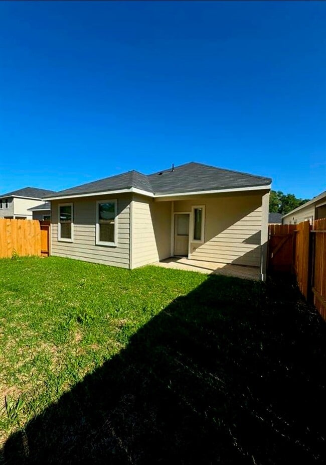 Building Photo - 504 Emerald Thicket Ln