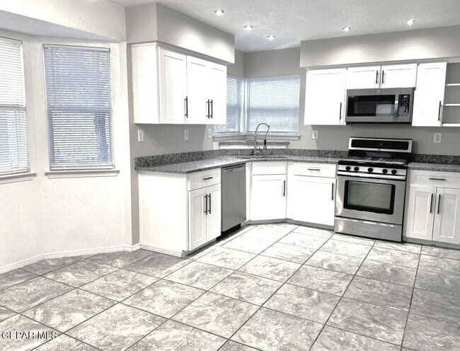 Building Photo - 7489 Plaza Redonda Dr