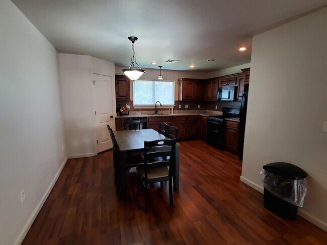 Building Photo - 37 W Thatcher St