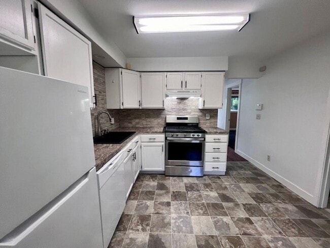 Building Photo - Cute 1 Bd 1 Ba Duplex in Beautiful Blaine!