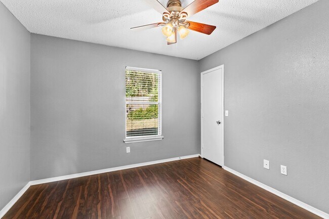 Building Photo - S Erika Ave Duplex