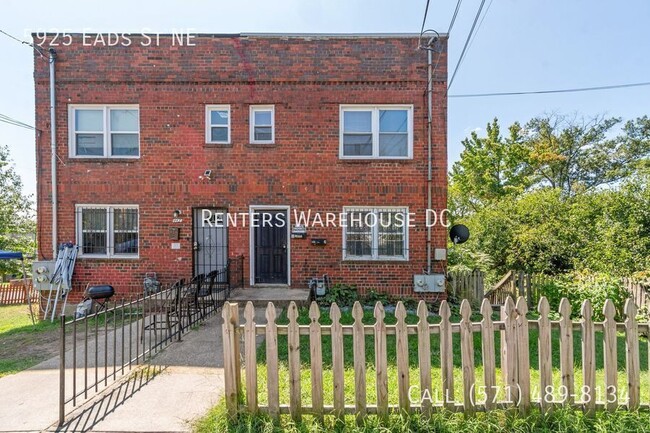 Building Photo - Charming 5Bd/2Bth Semi-Detached Brick Home...