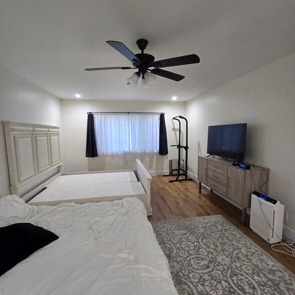 Building Photo - 916 S Sherbourne Dr