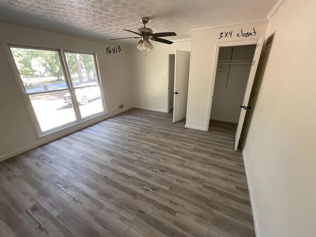 Building Photo - Spacious 4BR Duplex in Riverdale