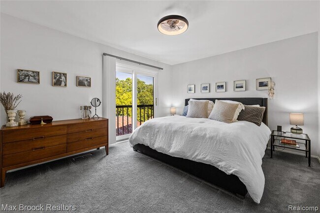 Building Photo - 704 Oakbrook Ridge Dr