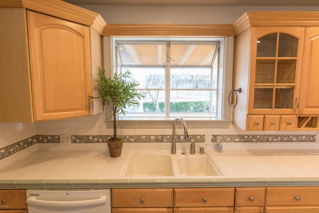 Building Photo - Calle Violeta