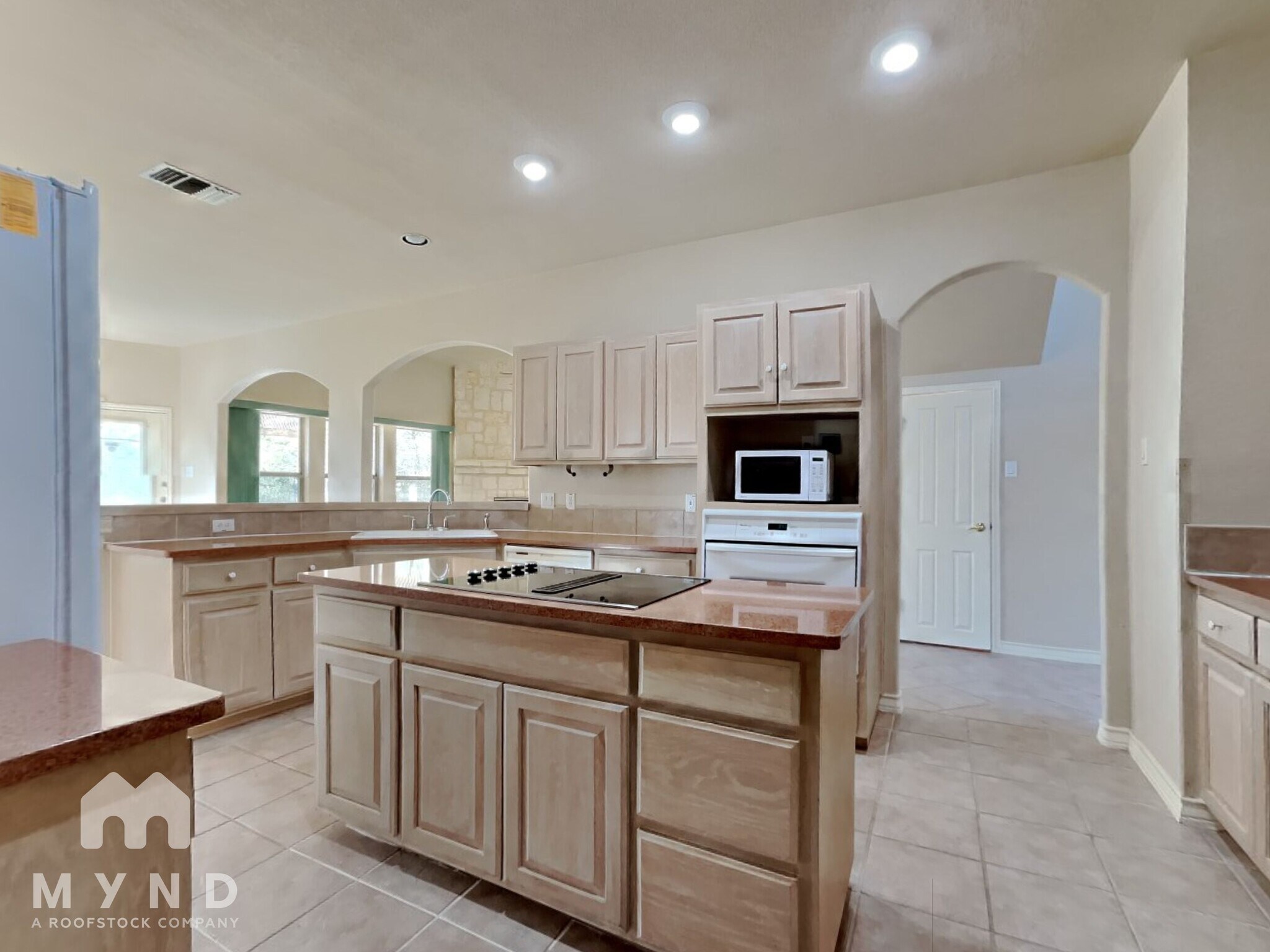 Building Photo - 914 Almadin