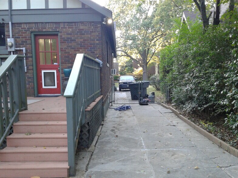 driveway with fenced back yard - 872 N Barksdale St