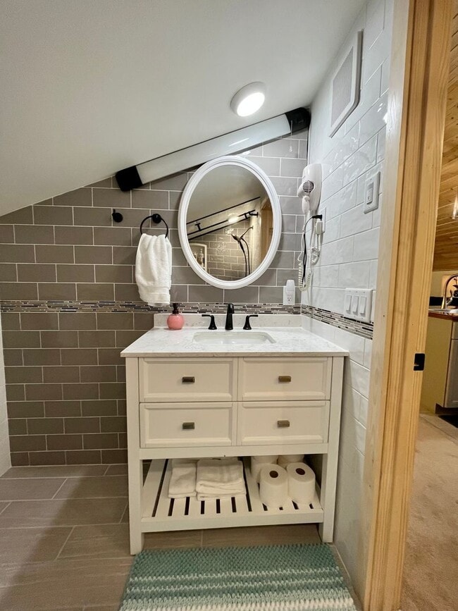 Building Photo - Beautiful efficiency apartment with balcony near UAF
