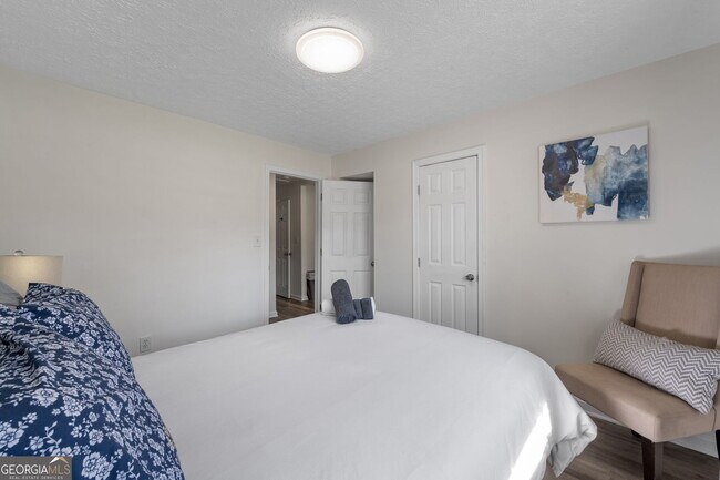 Building Photo - 1954 Woodbine Terrace NE