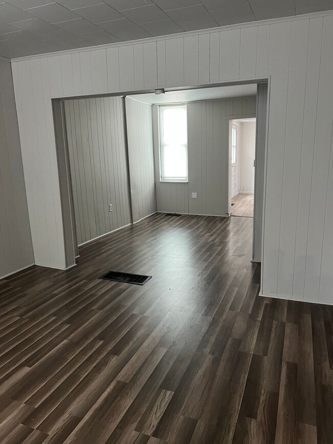 Building Photo - 2 Bedroom updated townhouse w/off Street p...