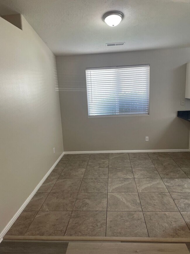 Building Photo - Newly Remodeled Townhome is St. George!