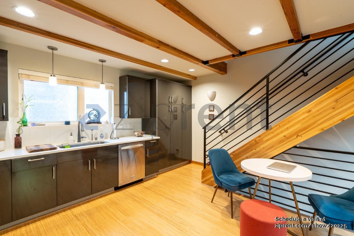 Building Photo - Unit D