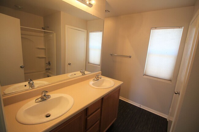 Building Photo - Fantastic 3bed/2.5 bath in Southwest ready for immediate move-in!