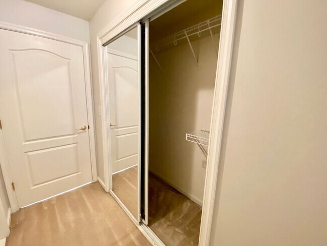 Building Photo - Super-Cute Condo! First Floor - 1-Story - Fenced Patio - Storage - Pet Friendly!